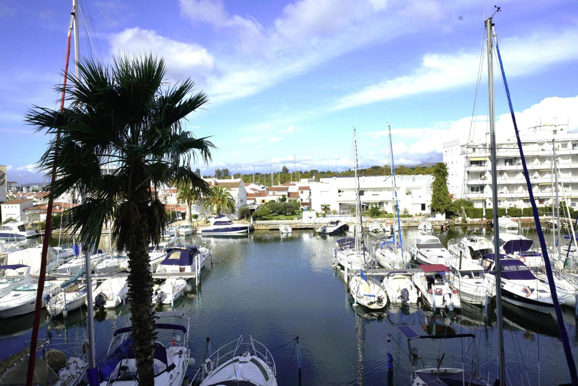 Con Plaza De Parking Y Piscina Comunitaria Appartement *